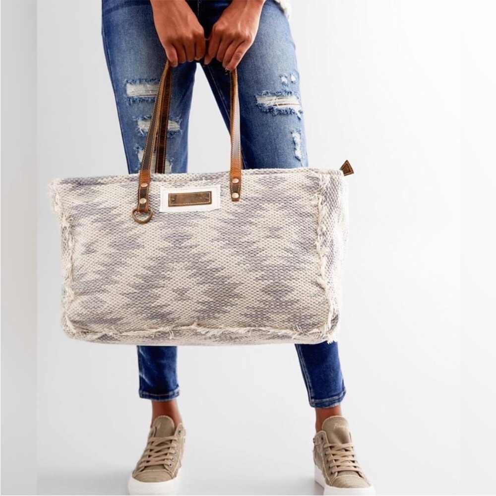 Myrna bags weekender bag in aztec rug print with leather Handles